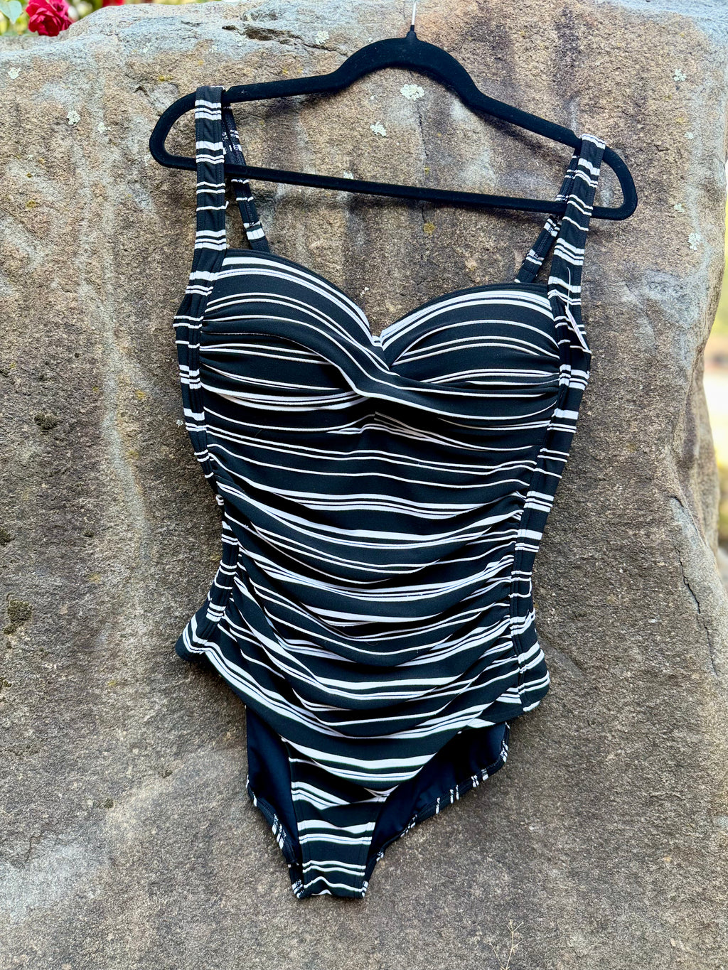 Black-and-white stripes meet vintage-inspired design!
