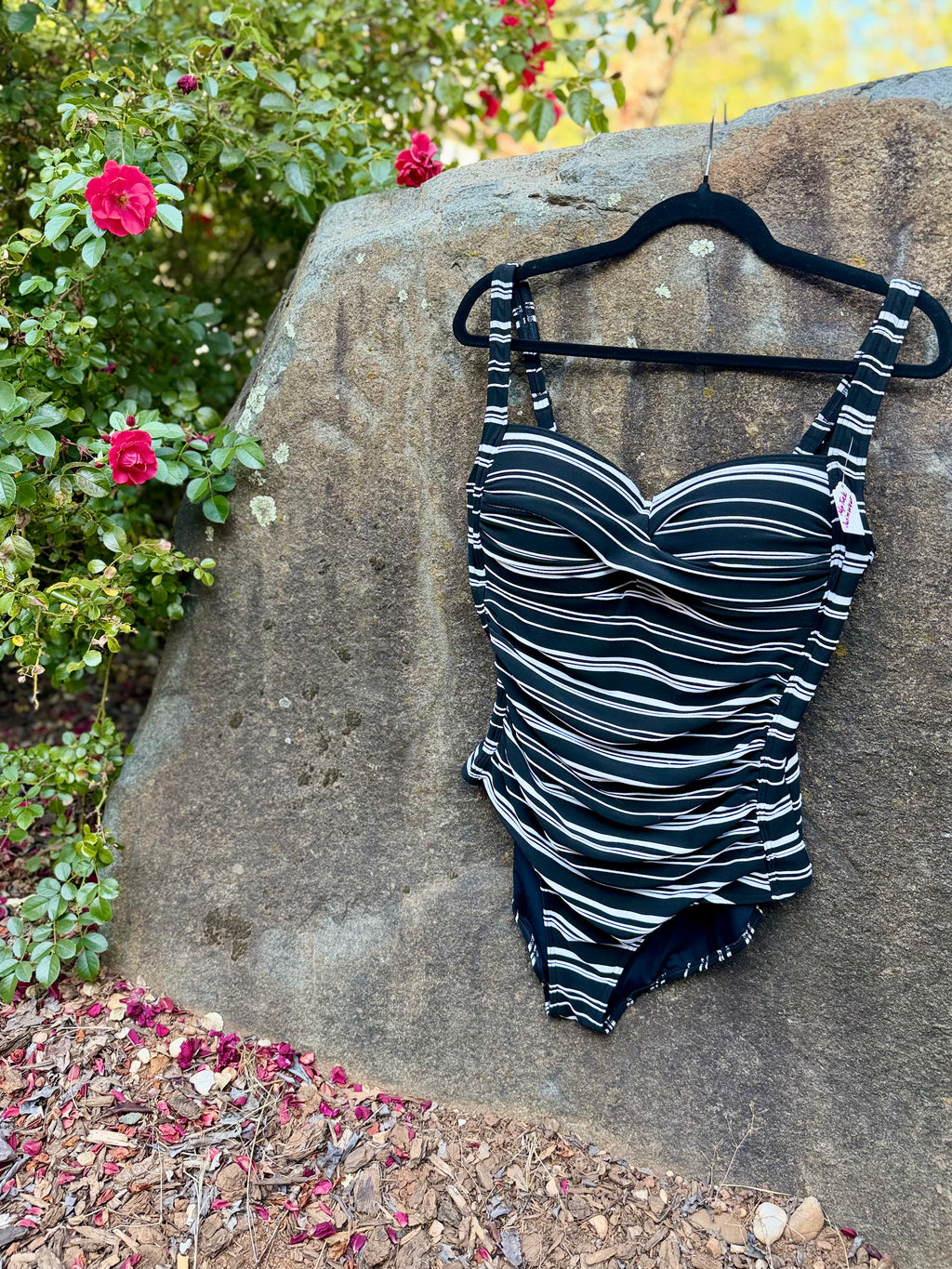 Black-and-white stripes meet vintage-inspired design!