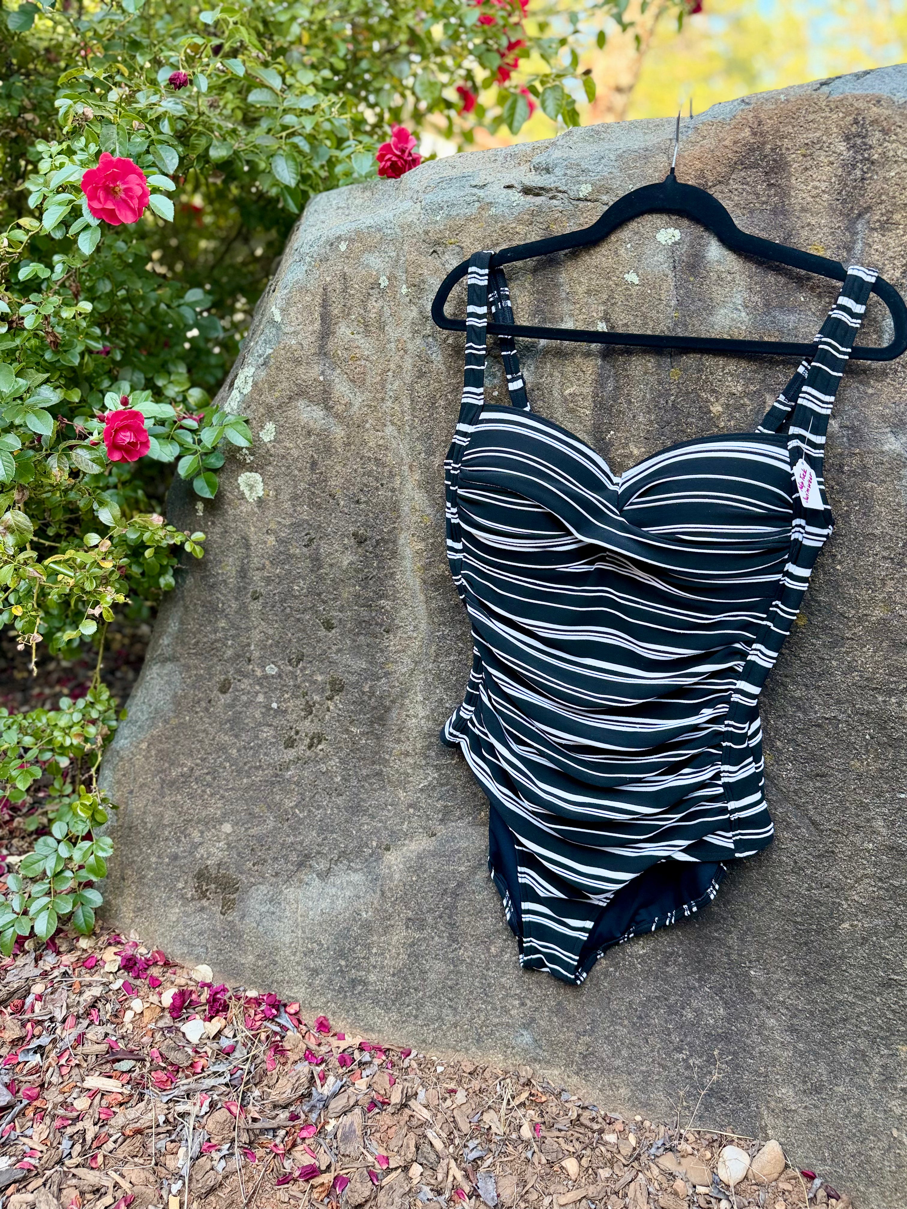 Black-and-white stripes meet vintage-inspired design!